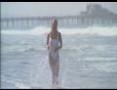 Pamela Anderson secoue ses bou�es sur la plage 